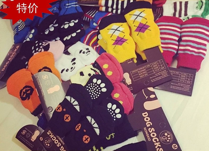 Носки для домашних животных доступны в 3 размерах. В нижней части лап собаки есть противоскользящие точки.