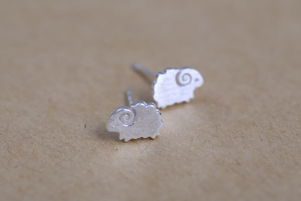 Cute Little Sheep Animal Ear Stud Chapado En Aleación Simple Sheep Matte Ear Pin Al Por Mayor display picture 3