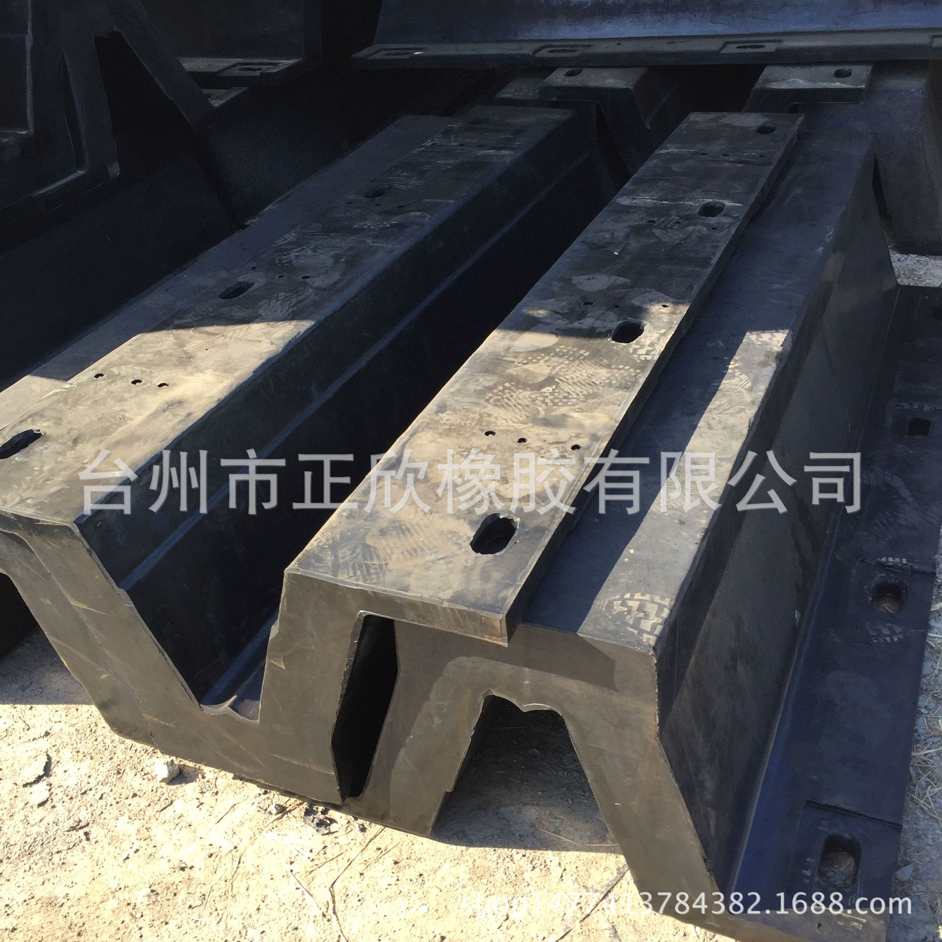正欣品牌拱型V型橡胶护舷 DA400H桥墩护舷 船体橡胶护舷厂家直供