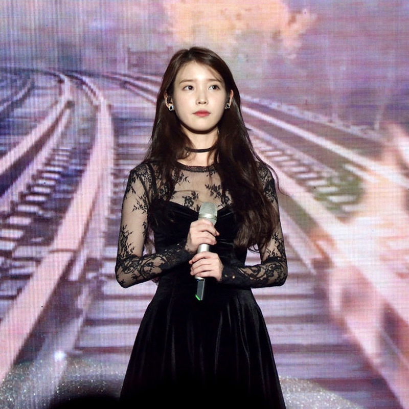 IU同款丝绒拼接修身A字摆连衣裙2020秋季新款女装黑色显瘦长裙