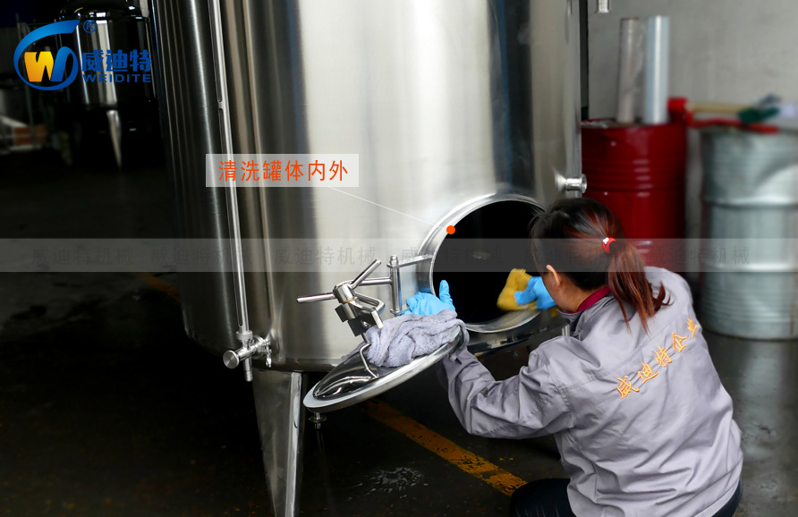 工人打開人孔清洗