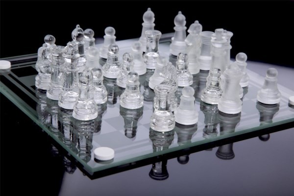 glass-chess-cam-satranc-takimi