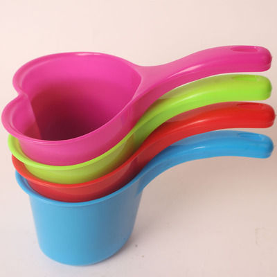 供应心形塑料水舀长把水舀子卡通舀子2元店货源质优价廉地摊赠品