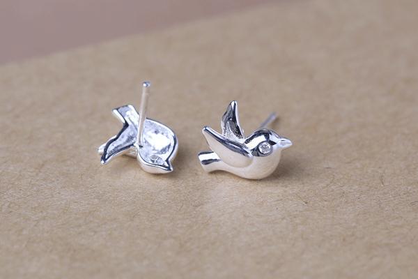 New Simple Flying Pigeon Earrings Alloy Electroplated Three-dimensional Peace Pigeon Earrings Wholesale display picture 4