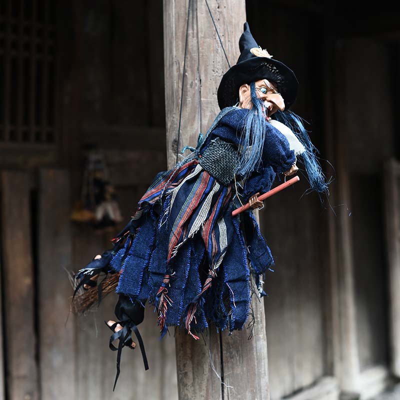Halloween bruja colgante horror Accesorios luminosos Casa Encantada diseño KTV controlado por voz escoba eléctrica decoraciones al por mayor