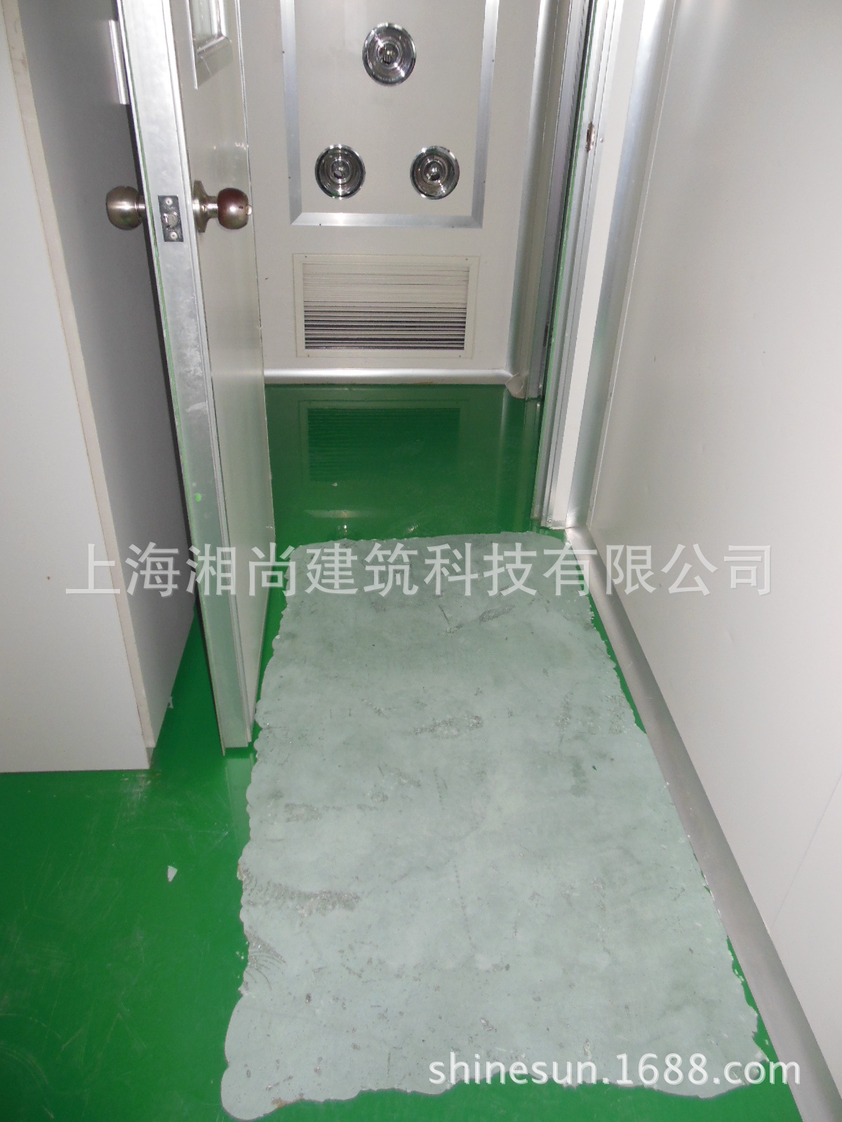 3。IMI诺冠洁净室施工人工铲除破损起壳旧环氧地坪 (5)
