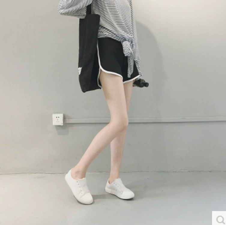 Маленькие шорты можно носить дома, фитнеса и отпуска. Повседневные хлопковые спортивные шорты контрастного цвета с подолом 80177.