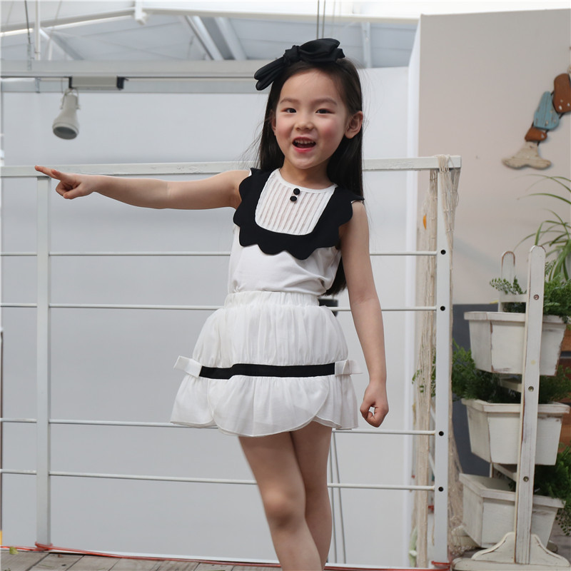 左圖：上衣：31027   顏色：白色   褲子：31015