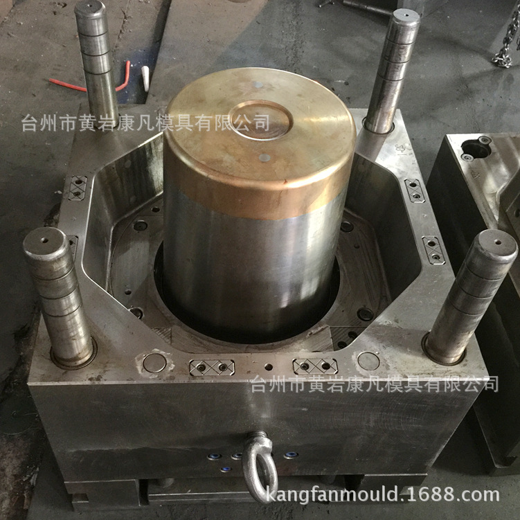 阿里巴巴专业做防冻液桶 密封油桶模具厂家