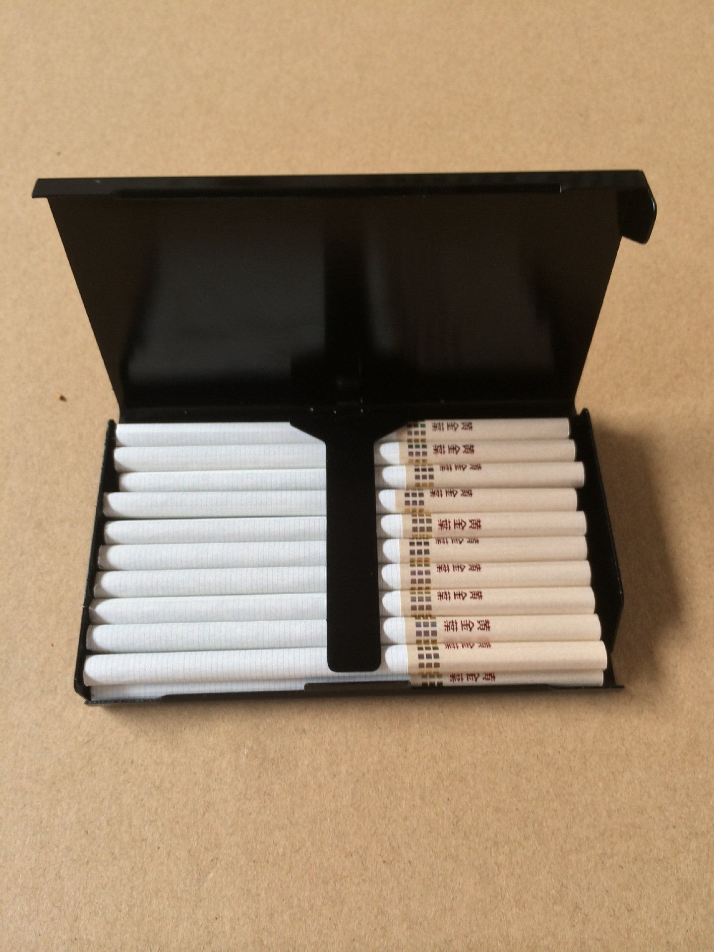 Ultra thin cigarette case