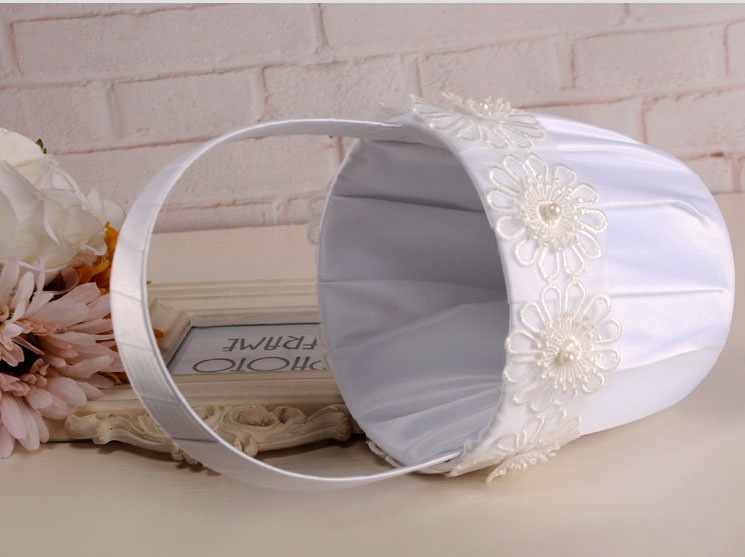 European and American Western-style wedding supplies, bride's lace flower basket, wedding bridesmaid's hand-carried basket, flower boy's flower scattering basket, wedding candy basket detail image 11