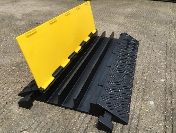 CE RoHs 浙江衢州新款大三线槽减速带 欧盟质量橡塑减速带