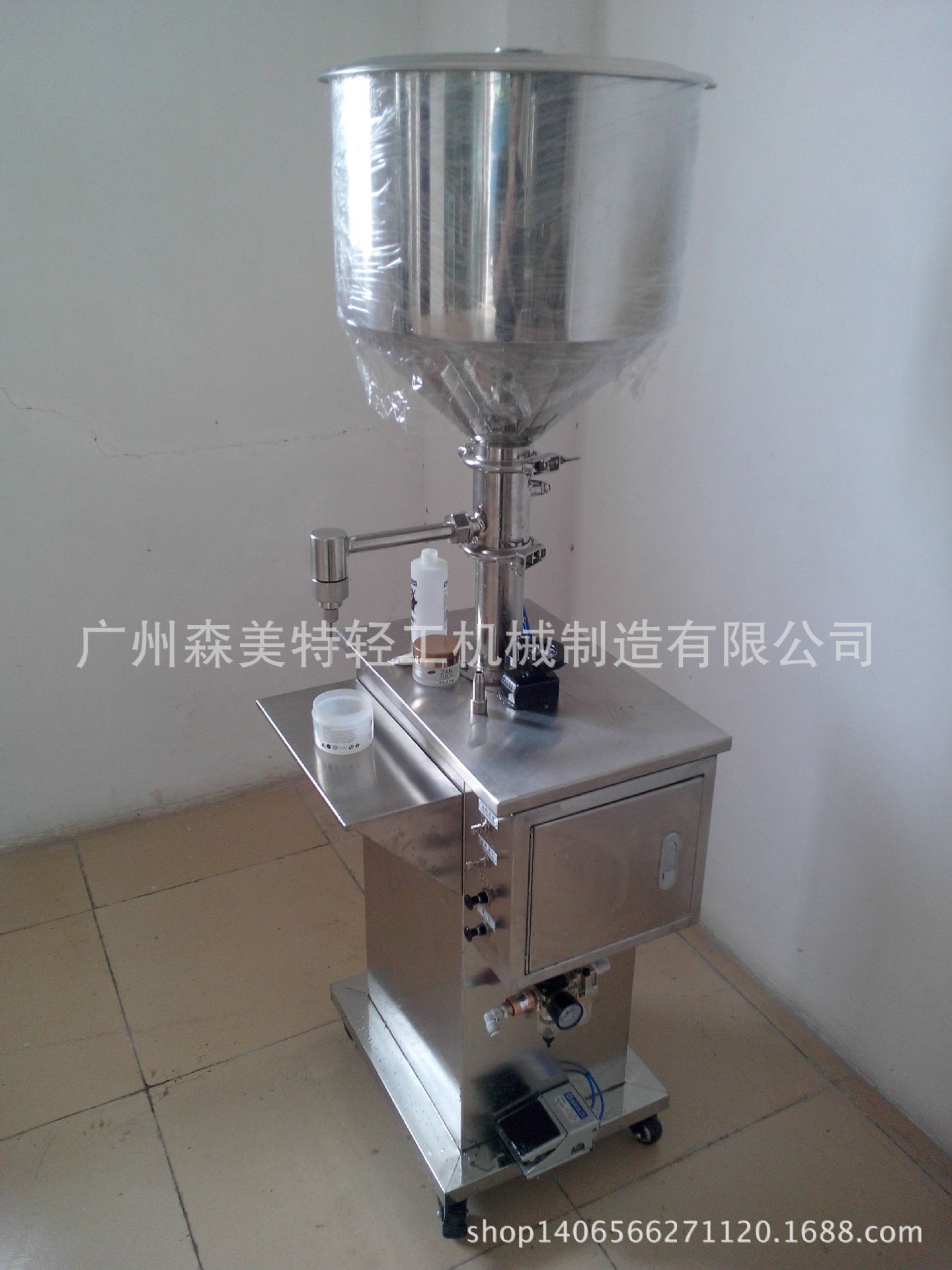 半自动立式灌装机 气动灌装机 立式  250-1000ml膏体定量灌装机