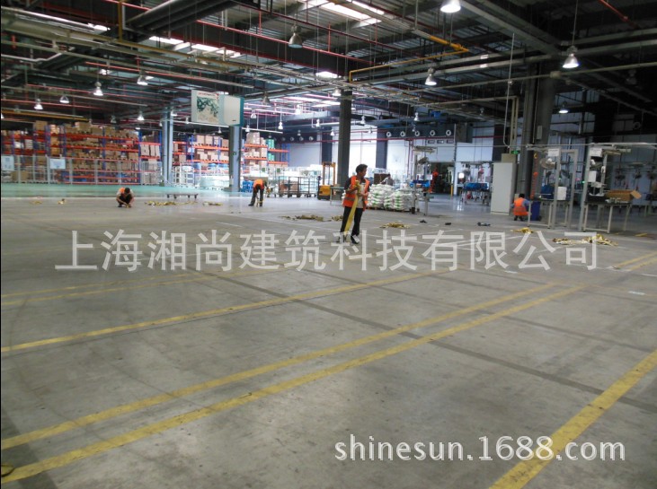 5人工撕掉原来耐磨地面上的黄色塑料胶带