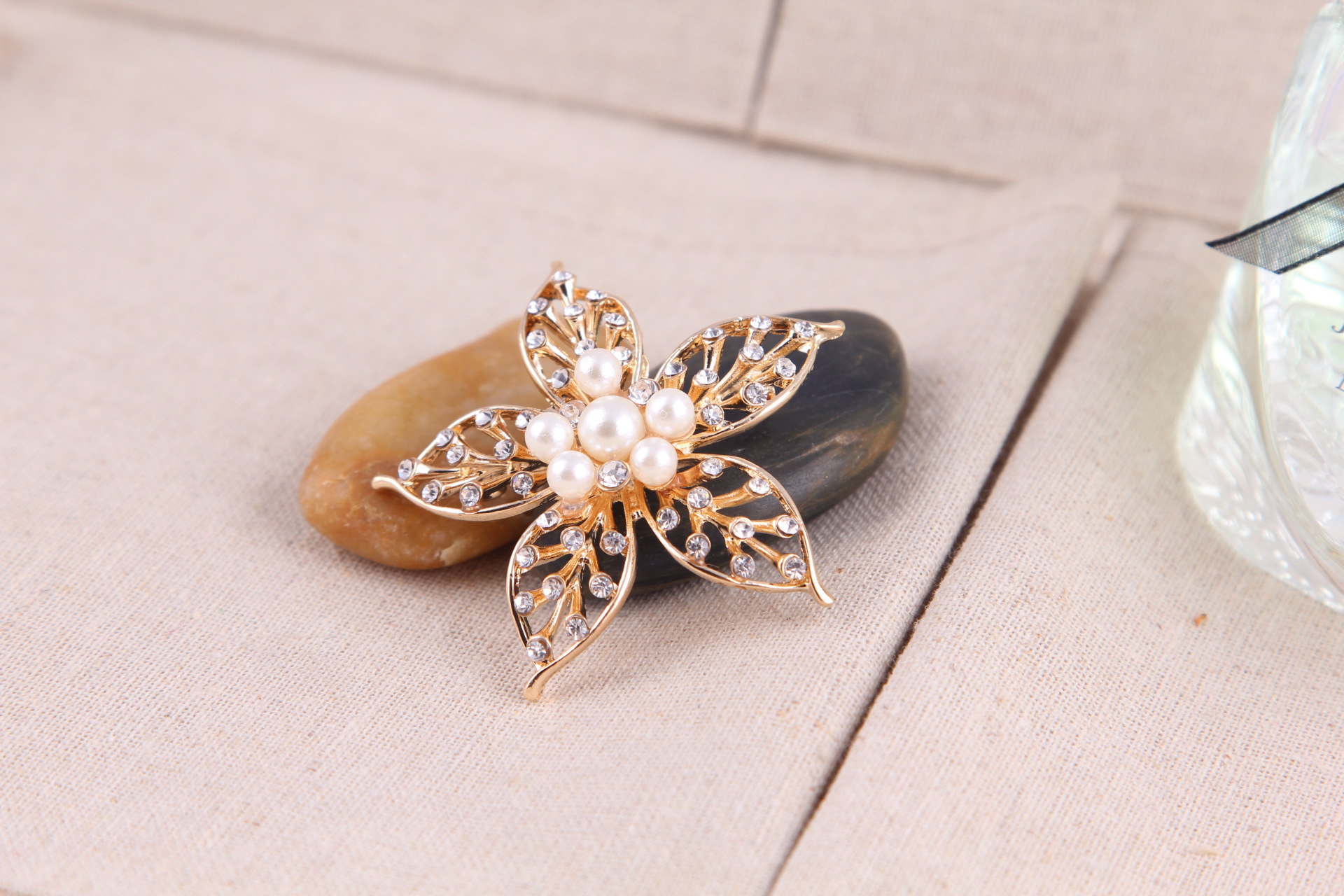 Perlų sagė penkiakampė žvaigždė elegantiškas aksesuaras_voghion.com