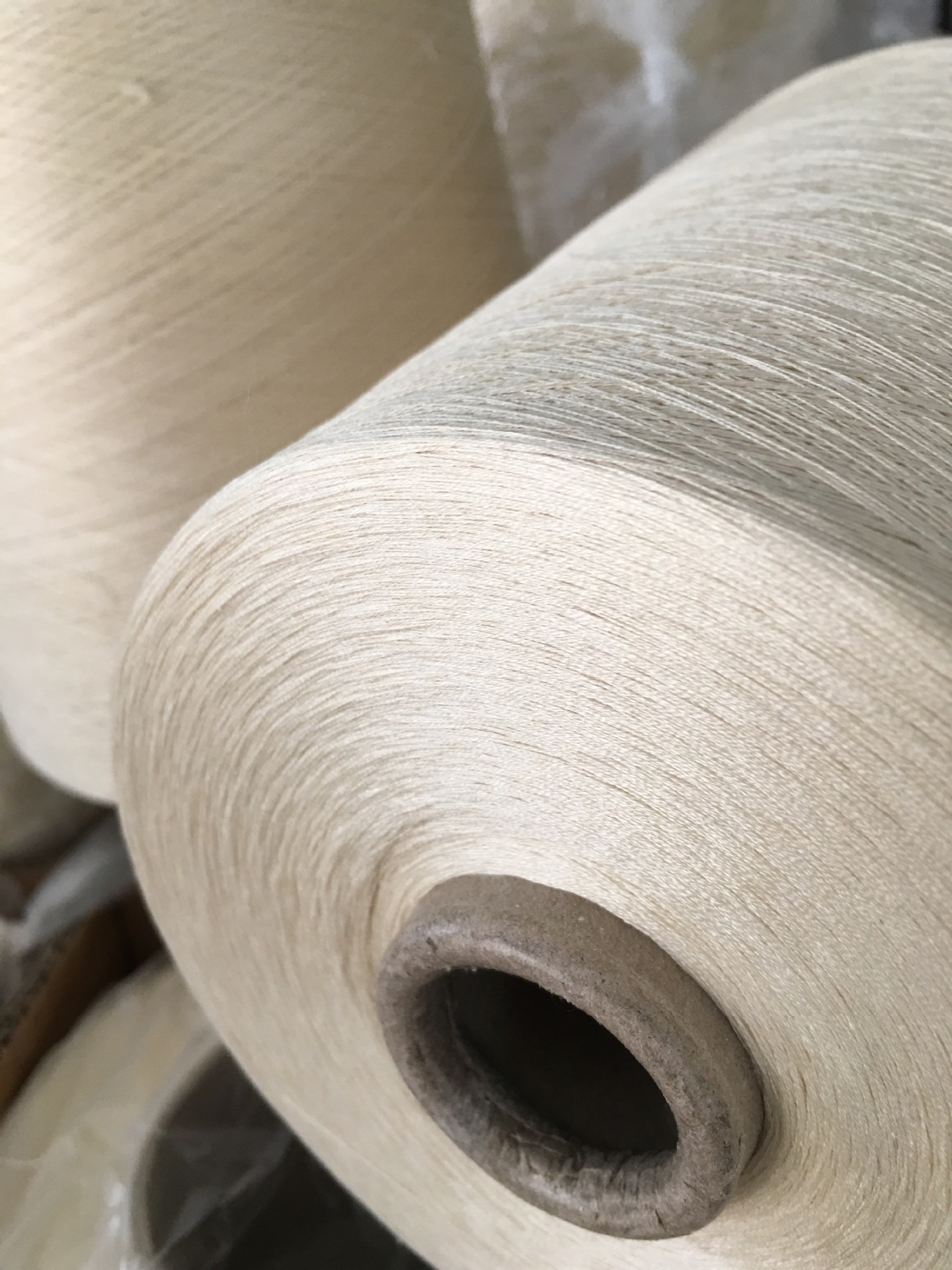 绢丝亚麻纱70/30  120支绢丝亚麻混纺纱 针织纱线 胚纱现货供应