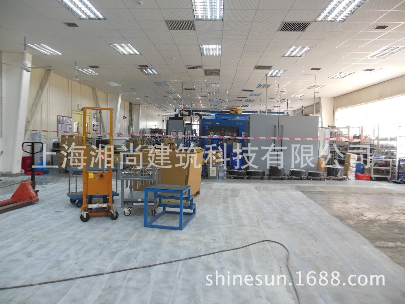 3客户工厂车间因要24小时生产,所以车间只能分半打磨施工