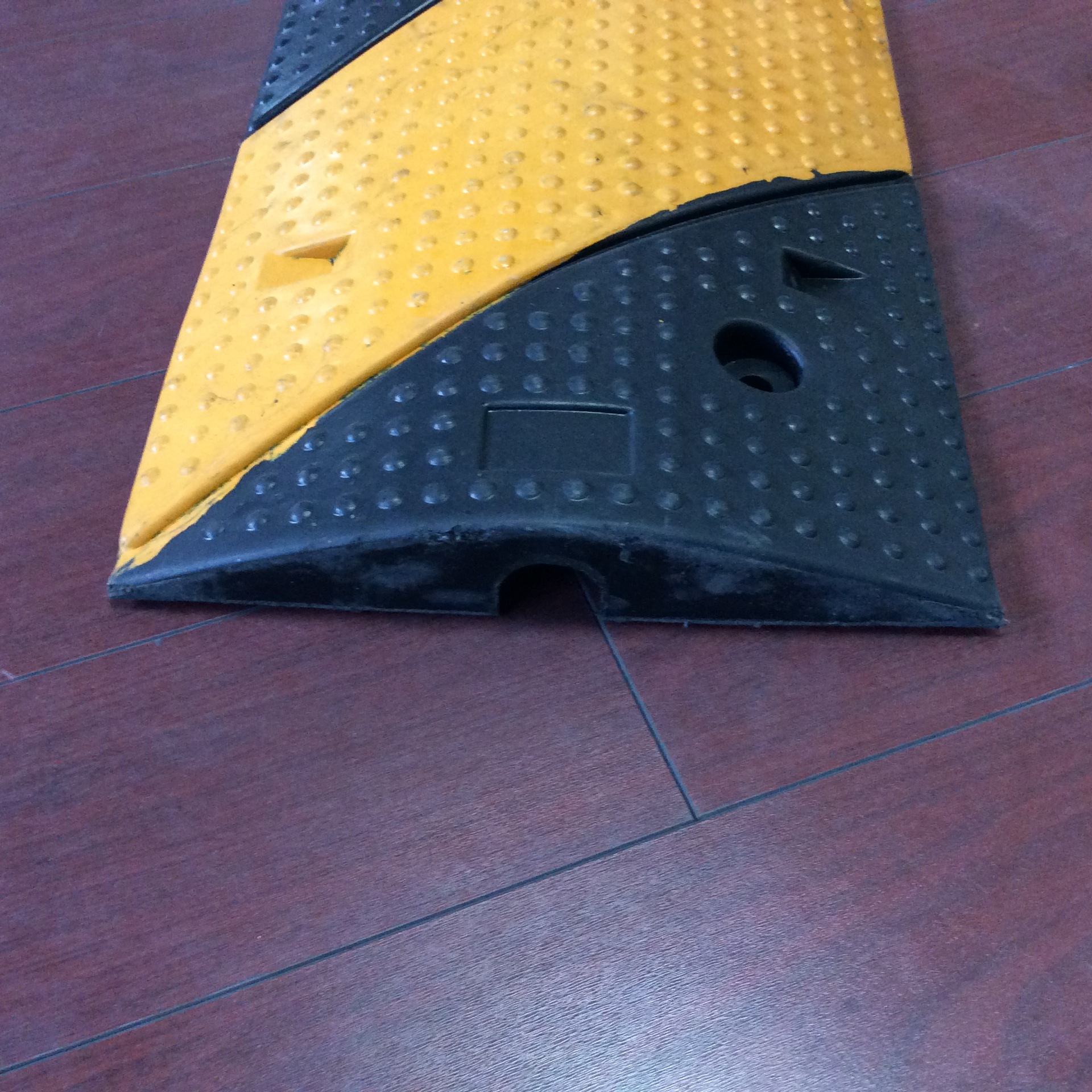 线槽板斜坡减速带 橡胶斜纹减速带 电缆线槽板 100*30cm减速带