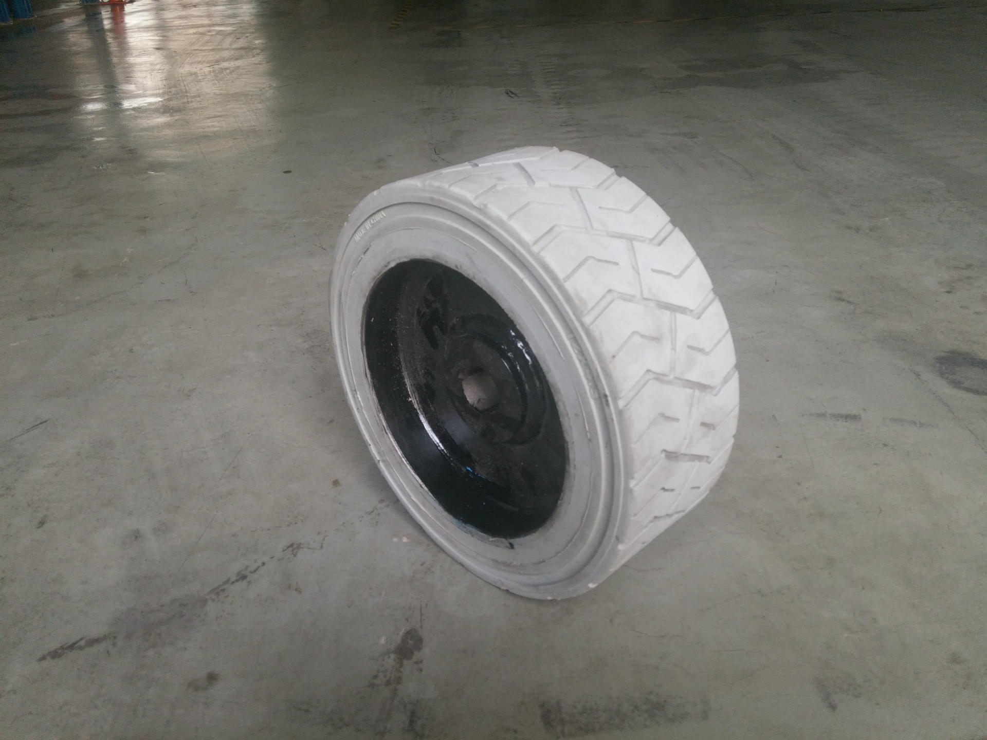 供应剪型高空作业车轮胎-12X4.5