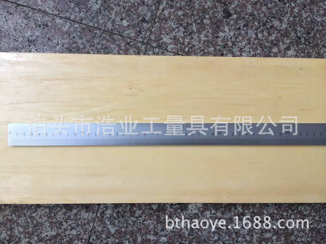 С линейкой шкалы стальной размечая плоскость обнаружения прямая линия параллелизм 300 500 1000 1500 5 толщиной