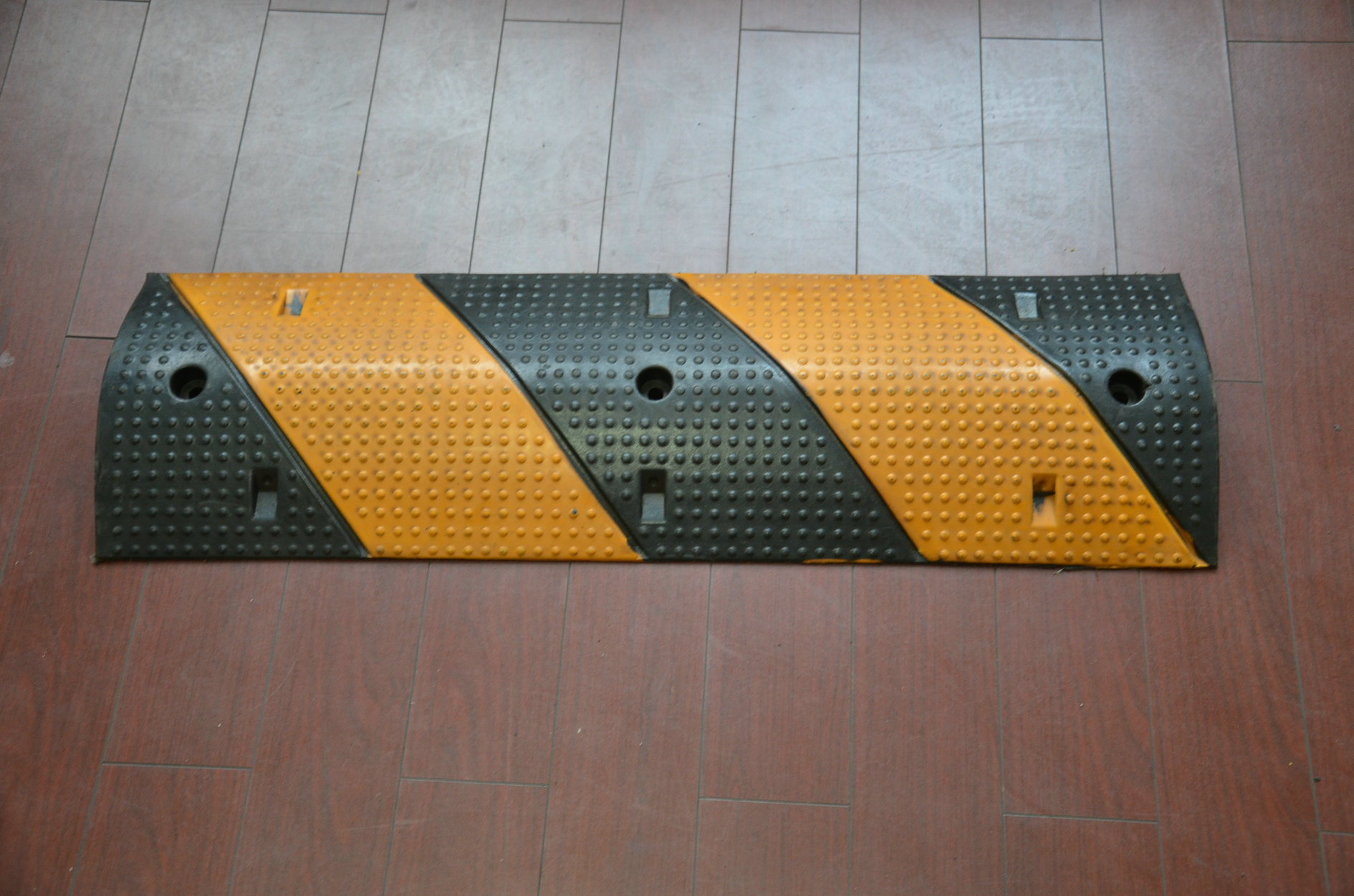 单槽过线桥穿线板电缆保护器 点斜纹减速带 橡胶减速带线槽板