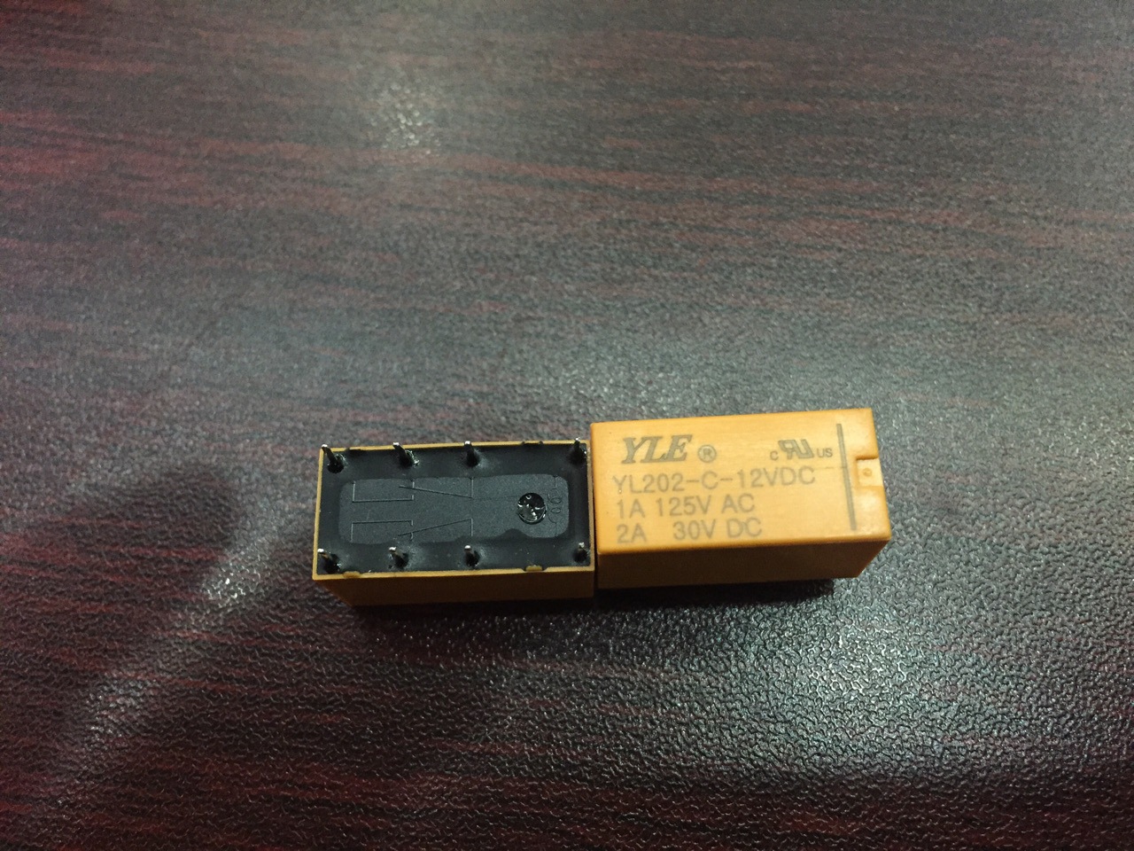 YLE继电器工厂直销12V2A8脚信号继电器大量现货直流模块工控开关