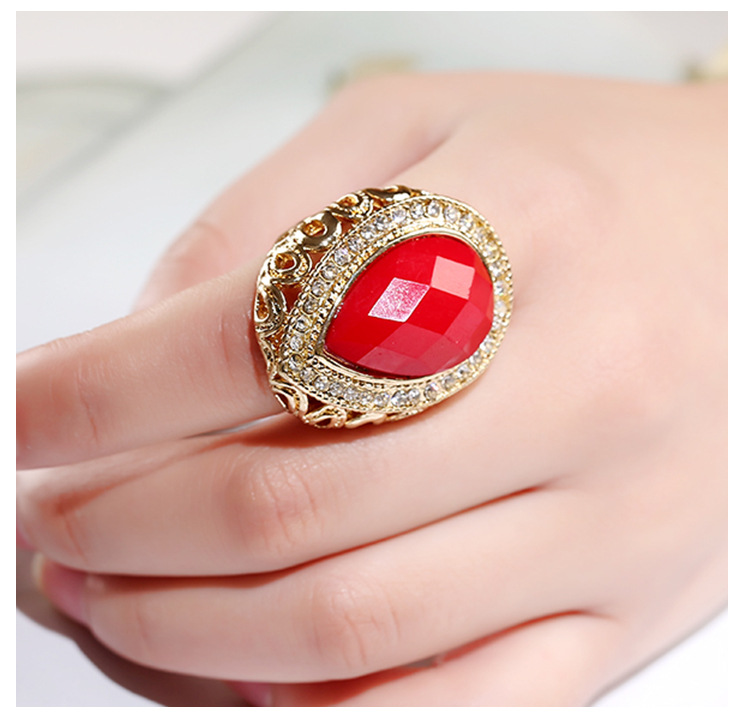 Fashion Exaggerated Diamond-studded Crystal Ring display picture 3