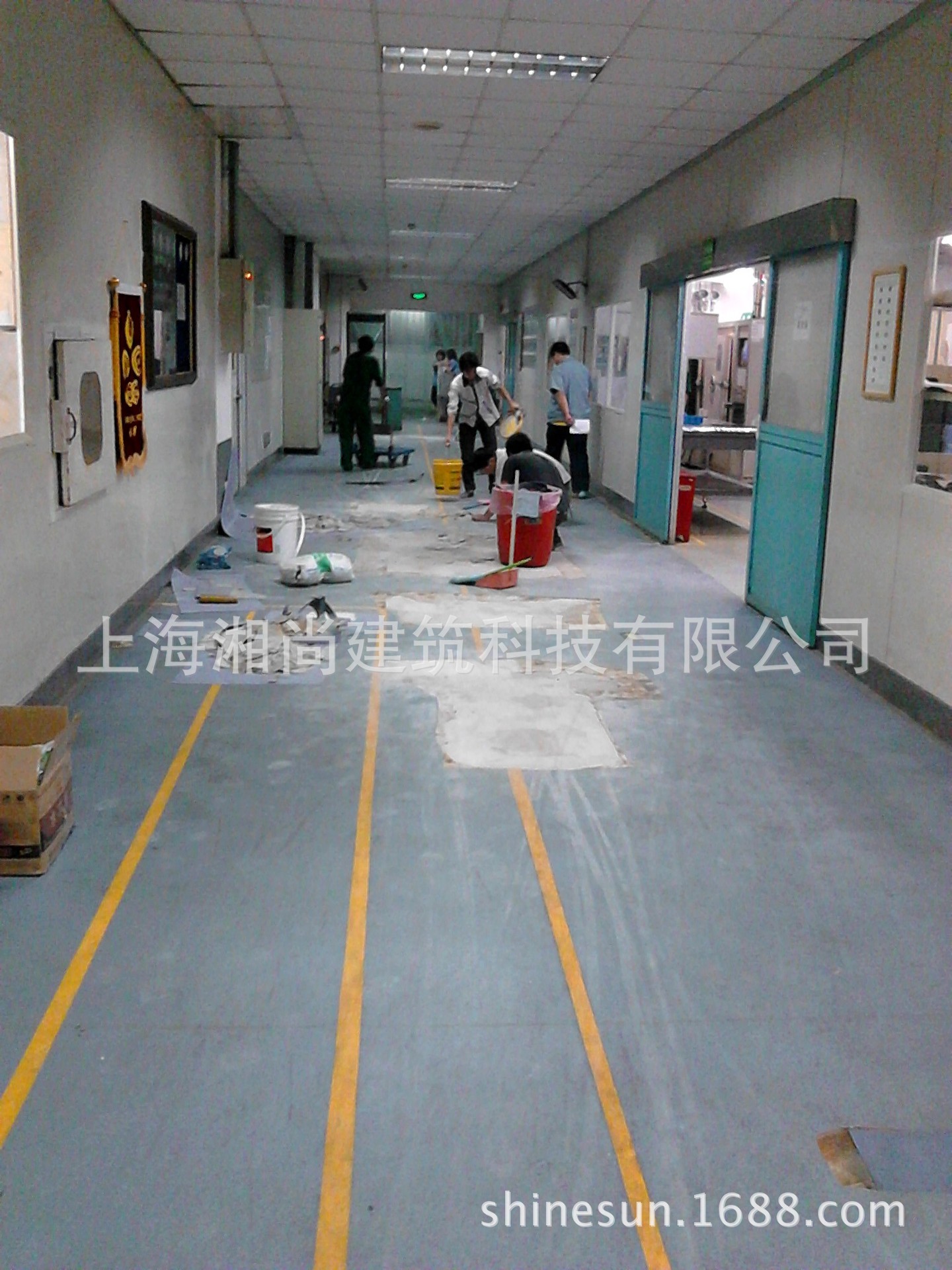 6我们撕掉不够耐磨抗压的旧PVC卷材地板(苏州某**500强