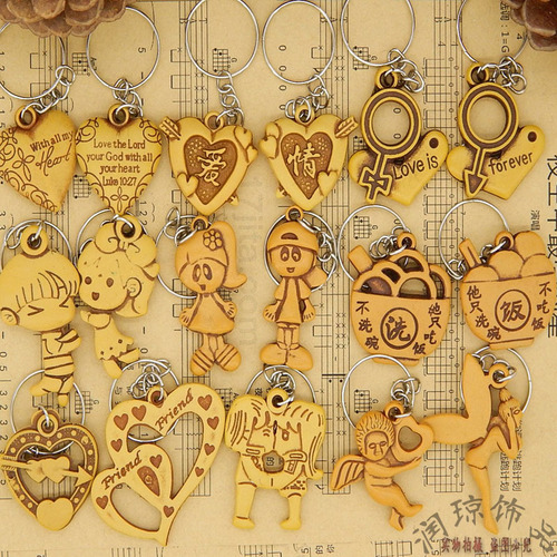 Street stalls wholesale a variety of mixed-hair imitation peach wood keychain pendants, practical small gifts, merchant events and small gifts