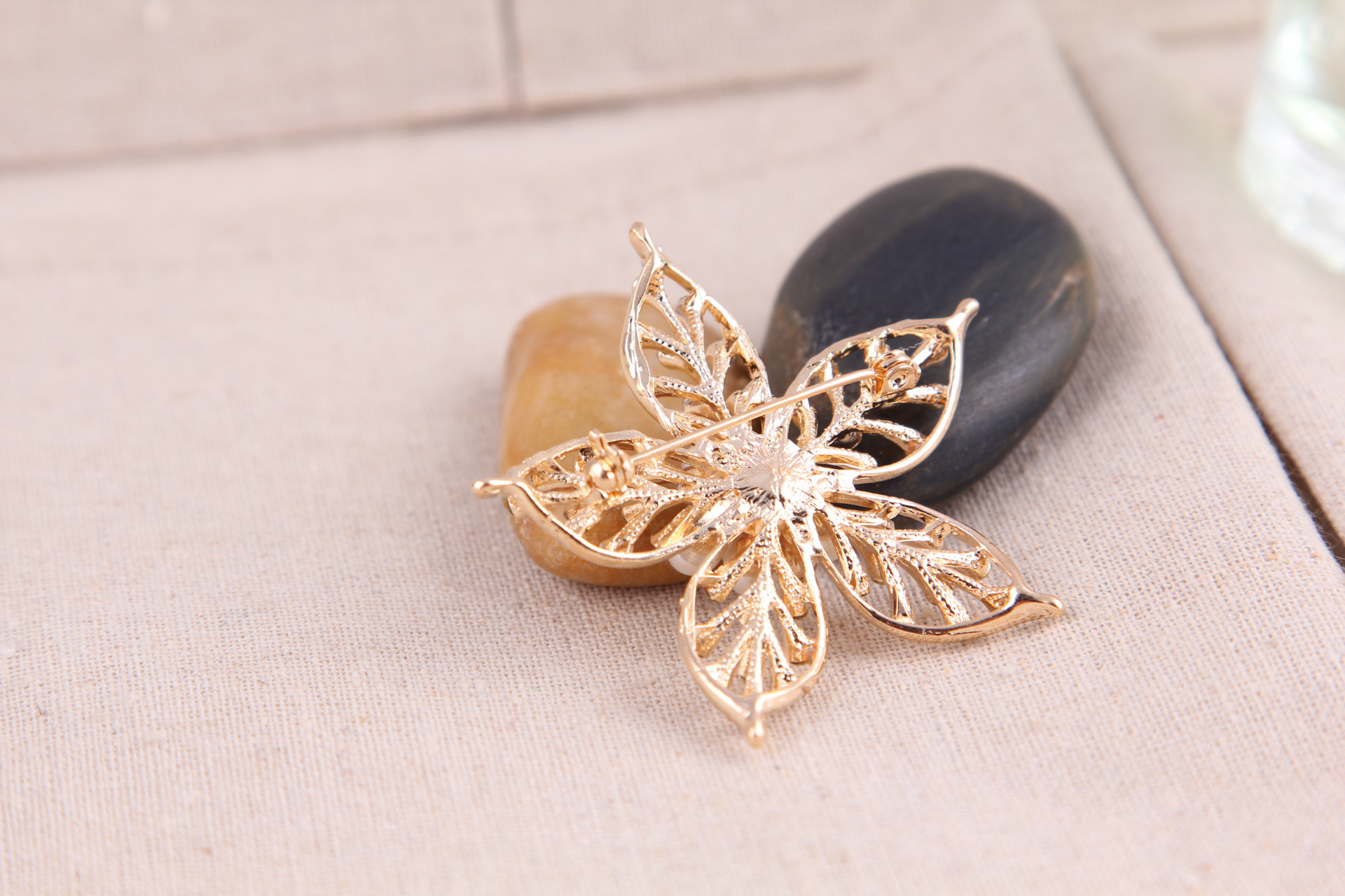 Perlų sagė penkiakampė žvaigždė elegantiškas aksesuaras_voghion.com