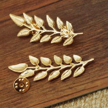 Popular gold and silver leaf jewelry for men and women, brooches, pins, shirts, sweaters, collar pins, collar buttons, retail and wholesale F009