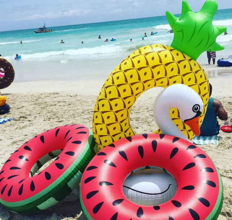 Inflatable swimming ring for adults