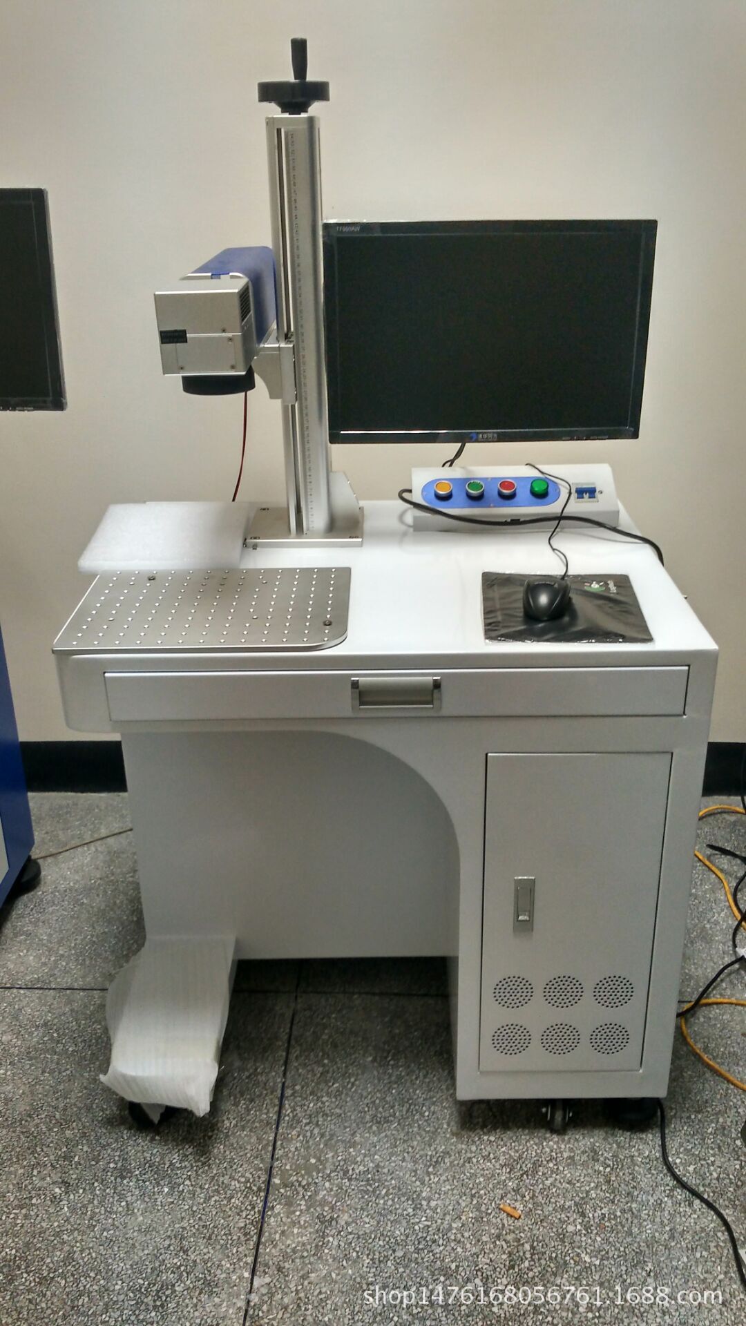 东莞五金塑胶标牌日期激光打标刻字镭雕机出厂价