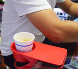 Стол с водой зажимает большой толстая толстая чашка, чашка, зажим для хранения мусора