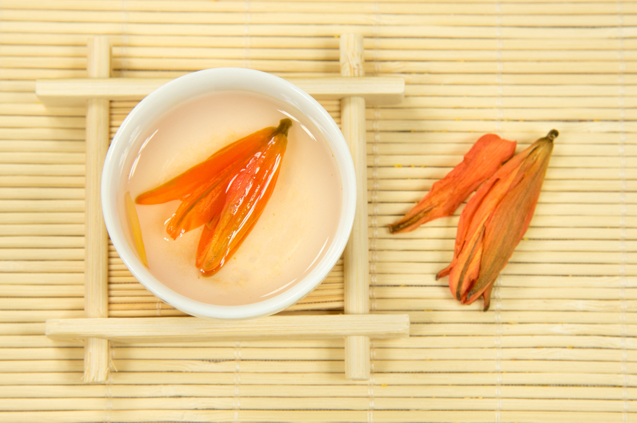 Dried Lily Flower Bai He Hua Loose Herbal Tea 500g in use