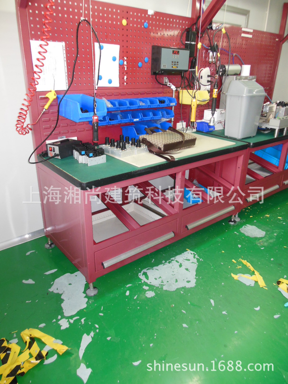 2。IMI诺冠洁净室施工人工铲除破损起壳旧环氧地坪