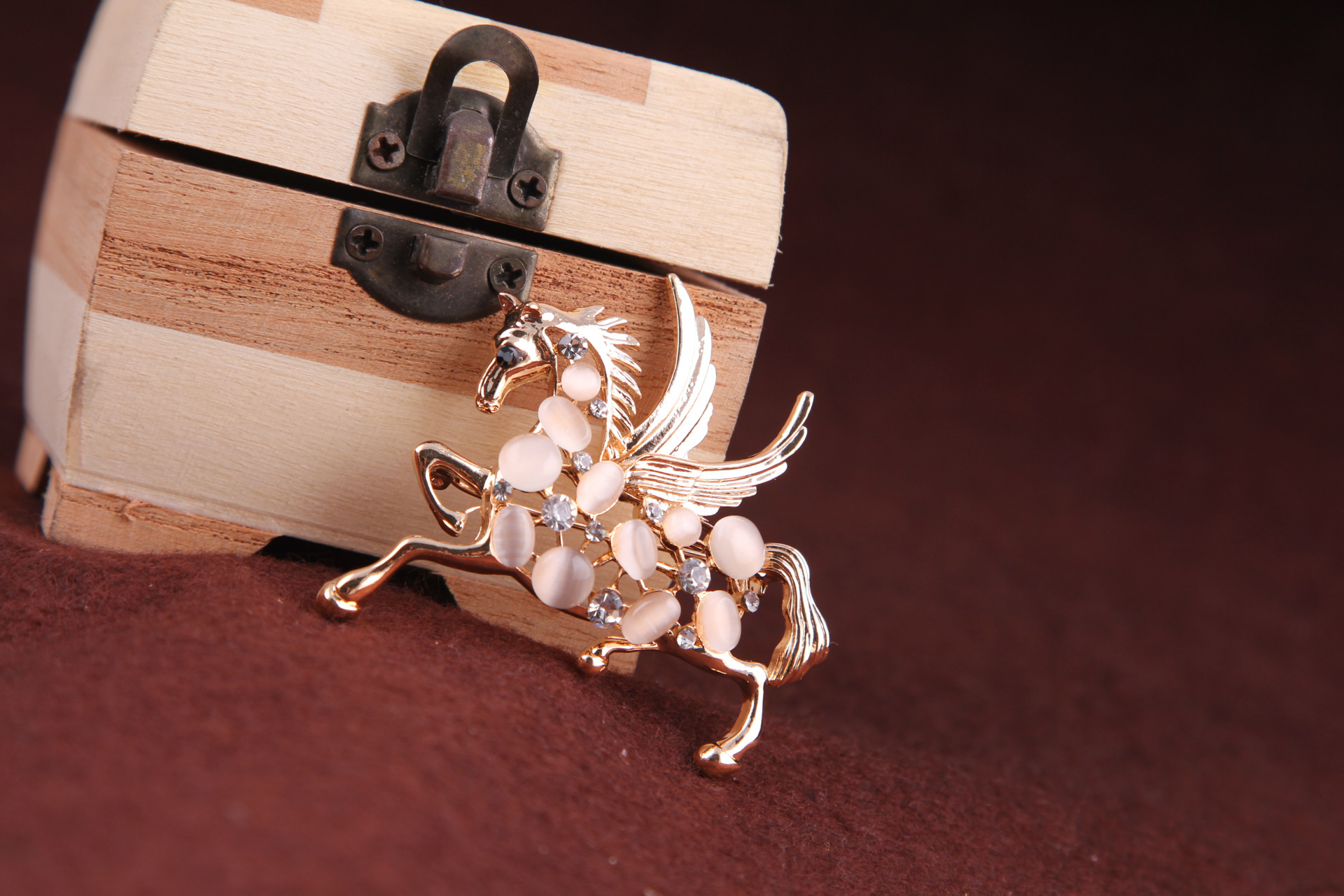 Broche Pegasus en alliage de strass en pierre œil de chat de mode coréenne, corsage, boucle de poitrine, accessoires féminins_voghion.com