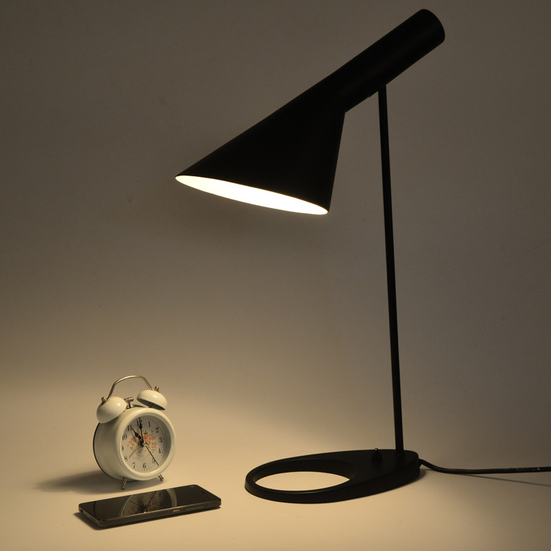 Modern design creative fashionable table lamp