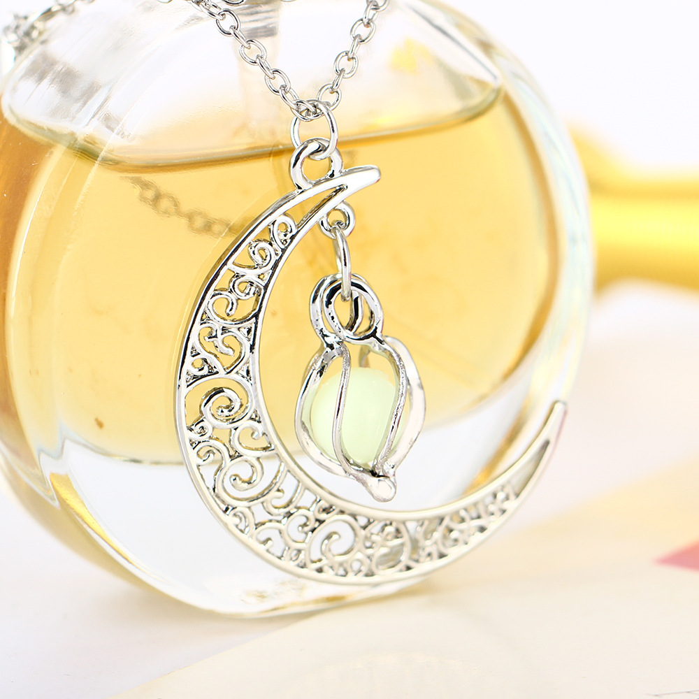 Hot Sale Moon Luminous Fashion Luminous Pendant Necklace Wholesale display picture 9