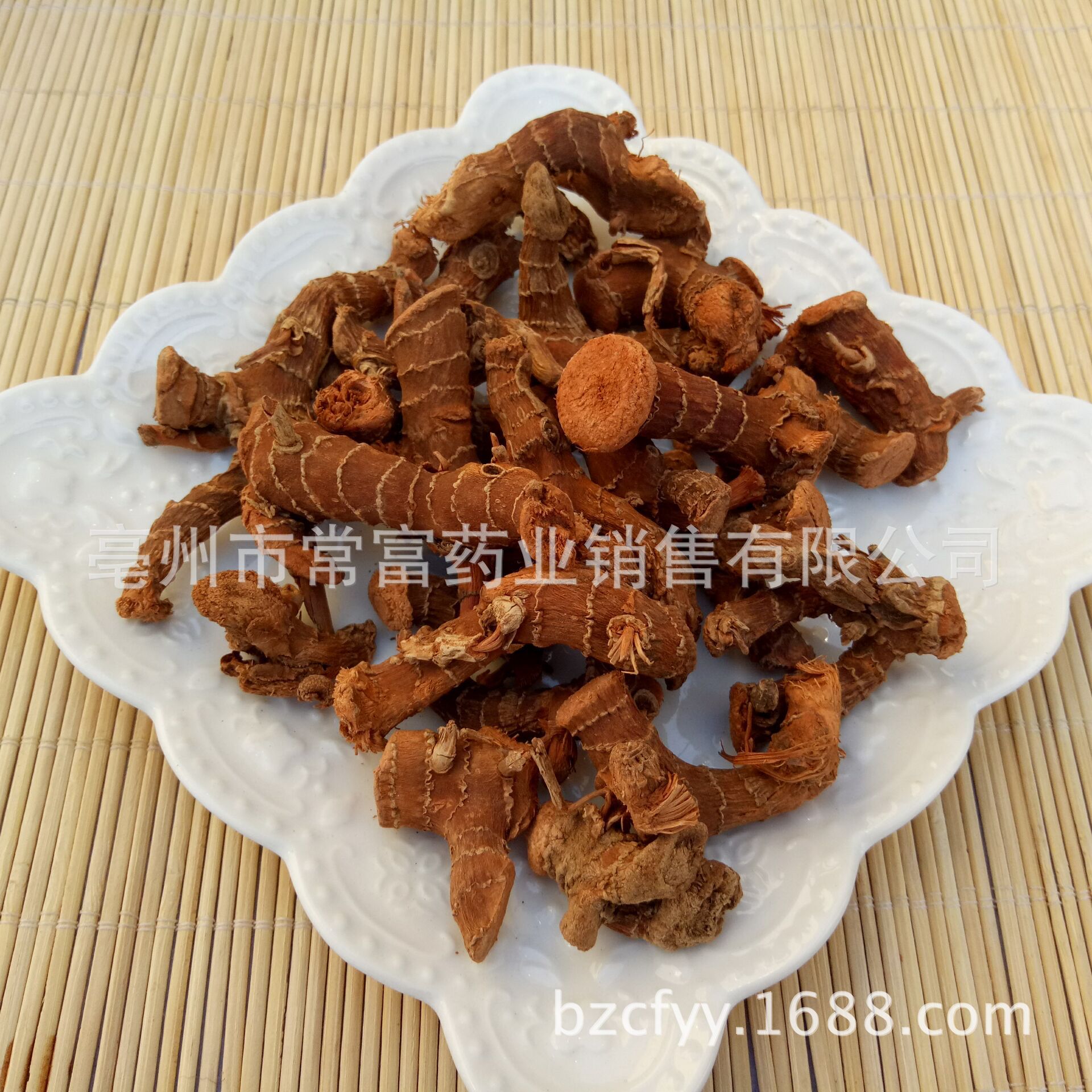 Dried Galangal Root Slices Gao Liang Jiang Alpinia officinarum Aromatic Spice for Hotpot Braising and Soup 500g in use