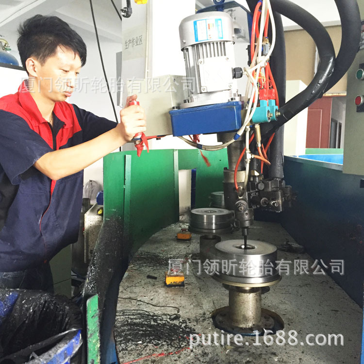 The Spinning Mold of PU Tires