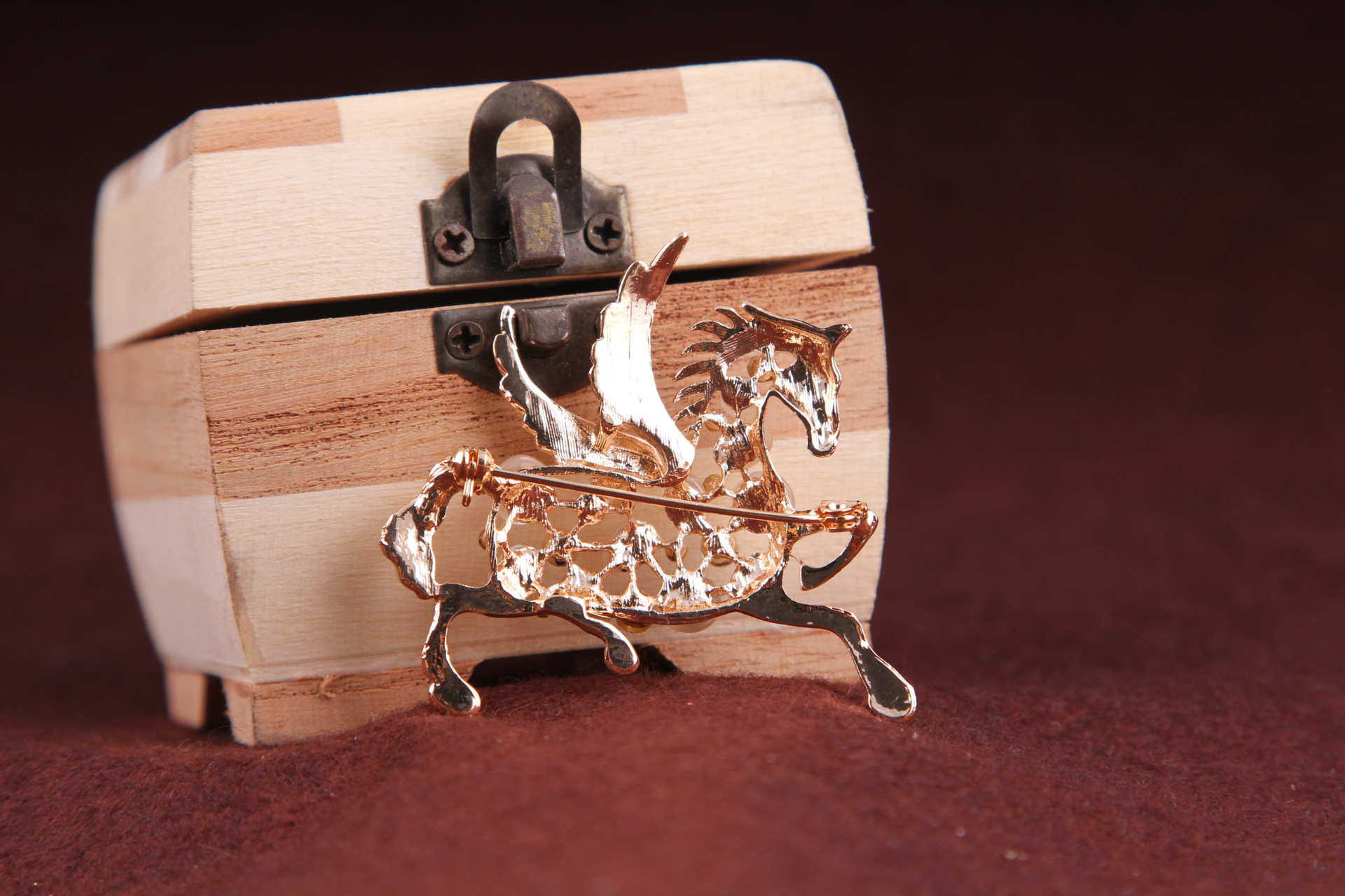 Broche Pegasus en alliage de strass en pierre œil de chat de mode coréenne, corsage, boucle de poitrine, accessoires féminins_voghion.com