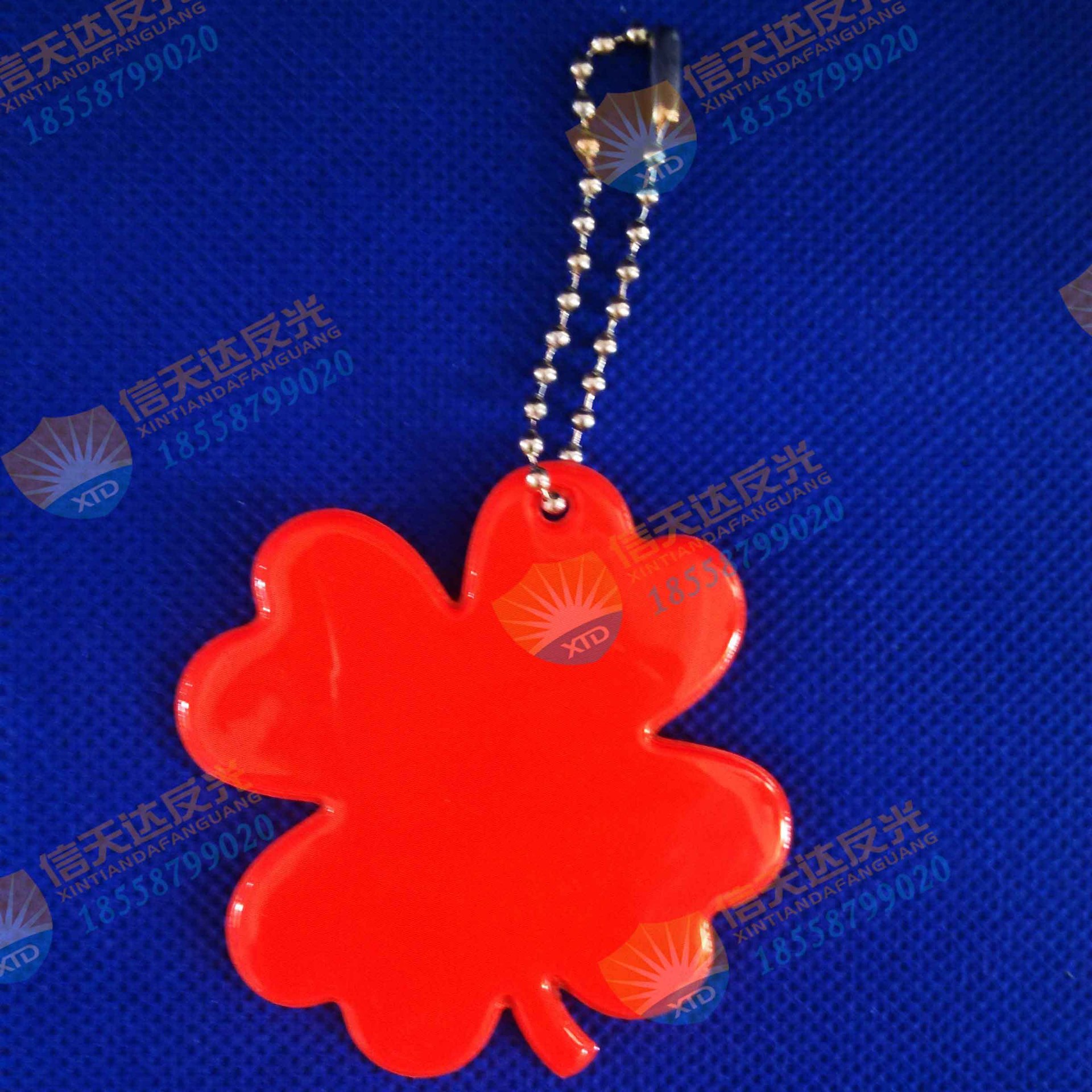 外场活动赠品定制 可印刷反光pvc挂件 大红色反光晶格片定制挂坠
