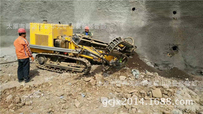 履带式潜孔钻车