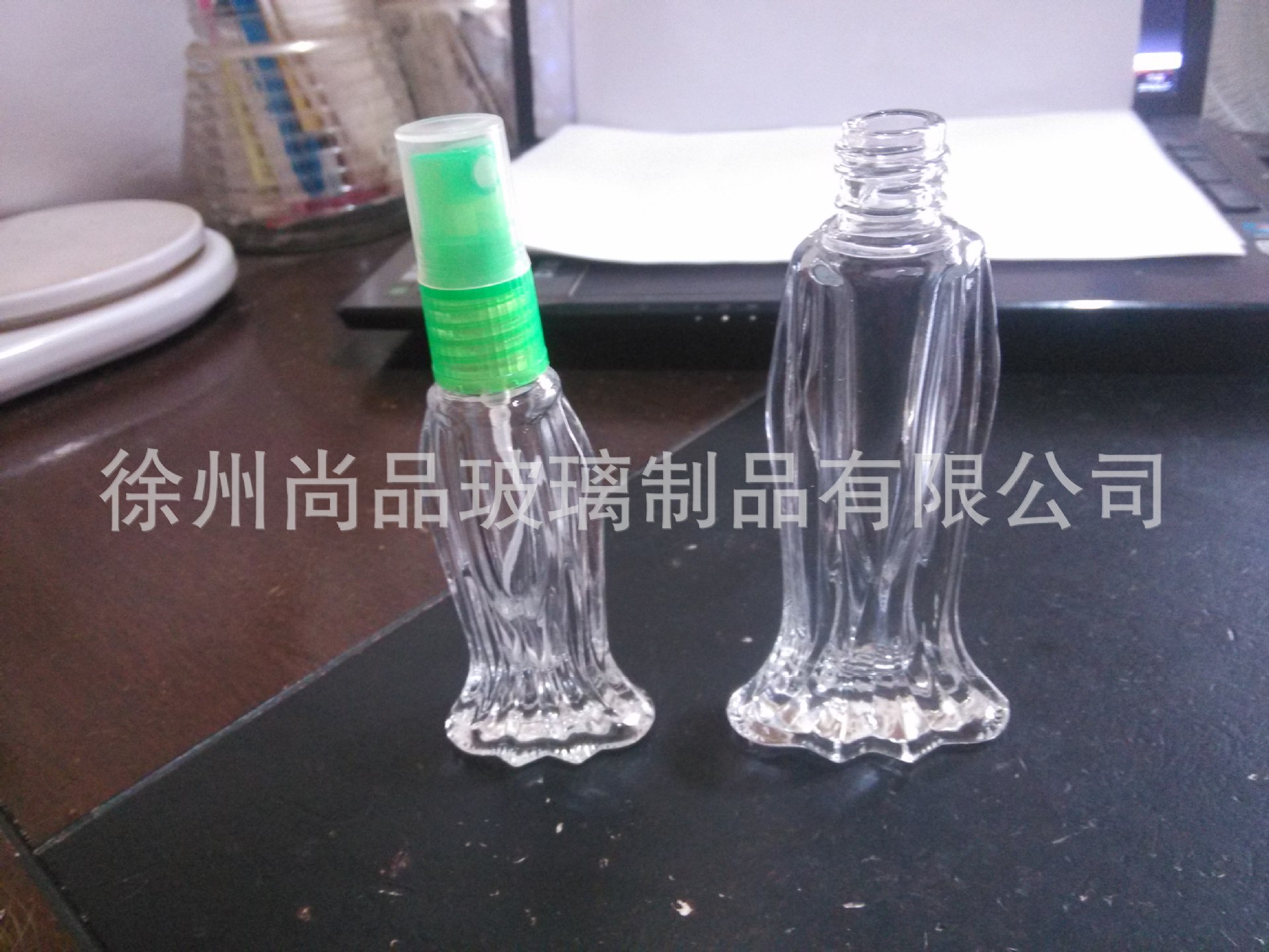 源头厂家18，20ML晶白料玻璃鱼尾香水瓶 异形喷雾瓶可蒙砂喷色