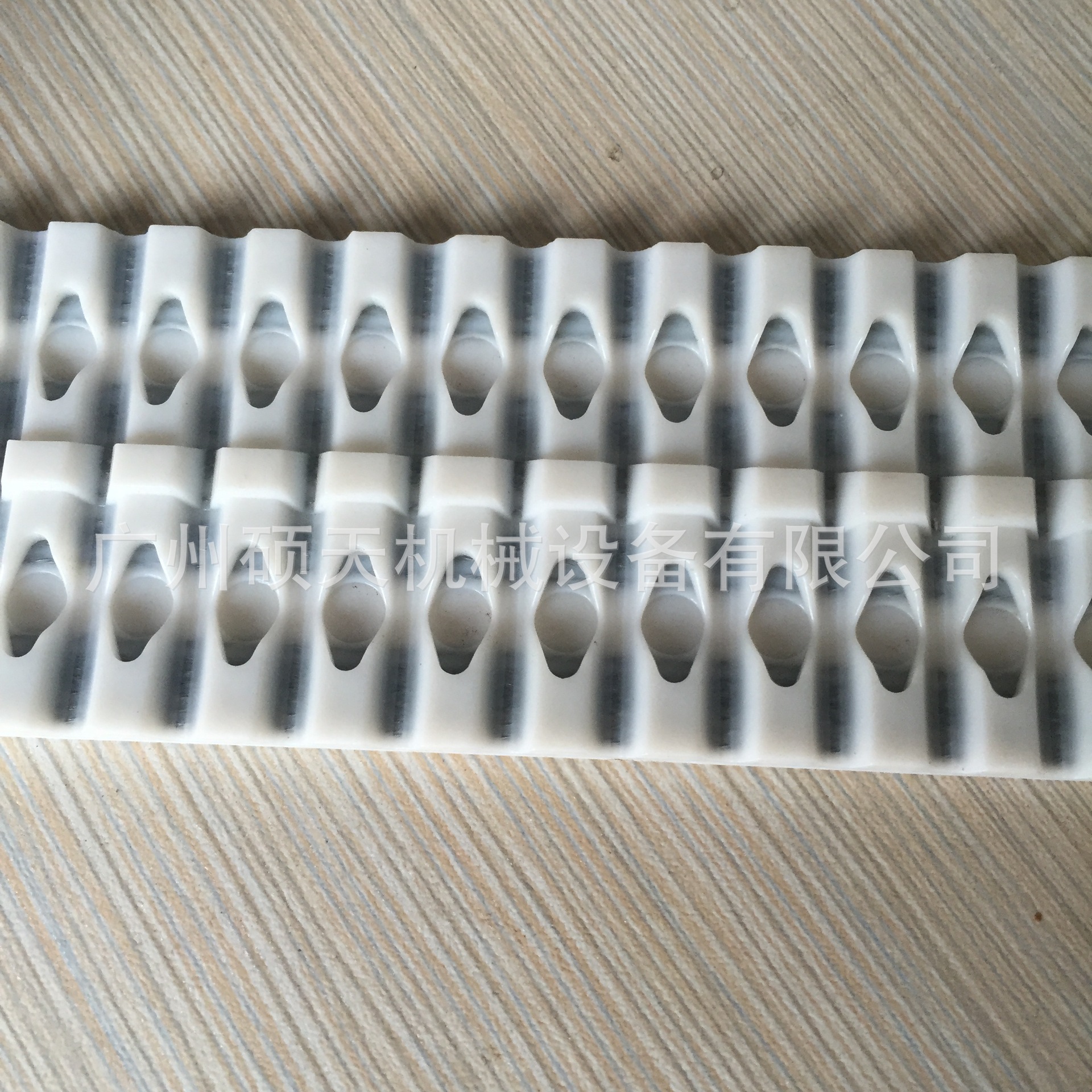 TPU polyurethane synchronous belt steel wire core synchronous belt can produce white black transparent tooth surface plus cloth core