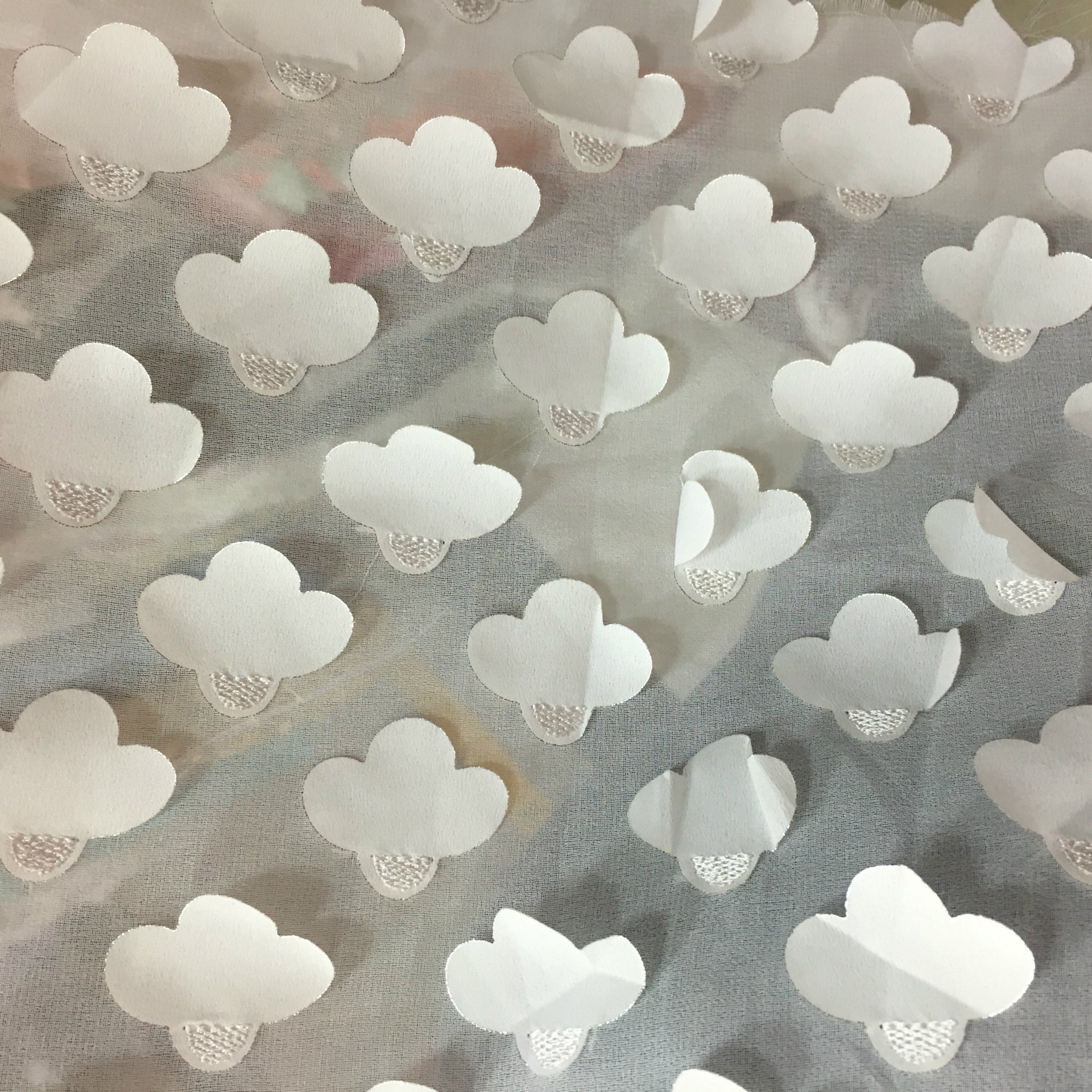 厂家直销雪纺电脑刺绣小云朵绣花面料白色日韩连衣裙女装布料