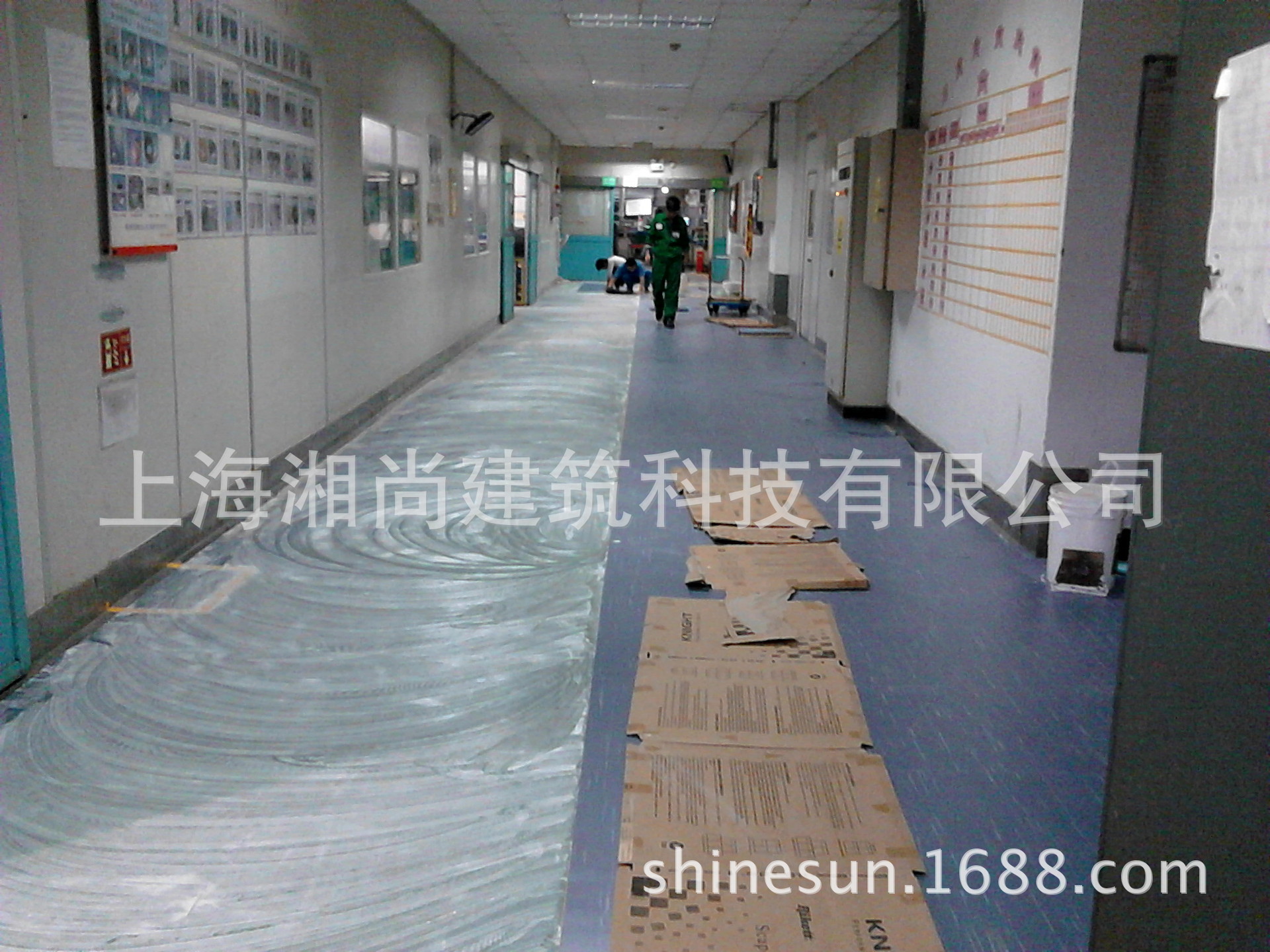 因客户为24小时生产600工业PVC地板只能分半施工(苏州某