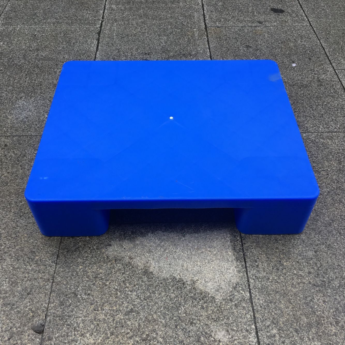 供应600*500*130平板四脚塑料托盘 超市加油站堆放平板塑料托盘