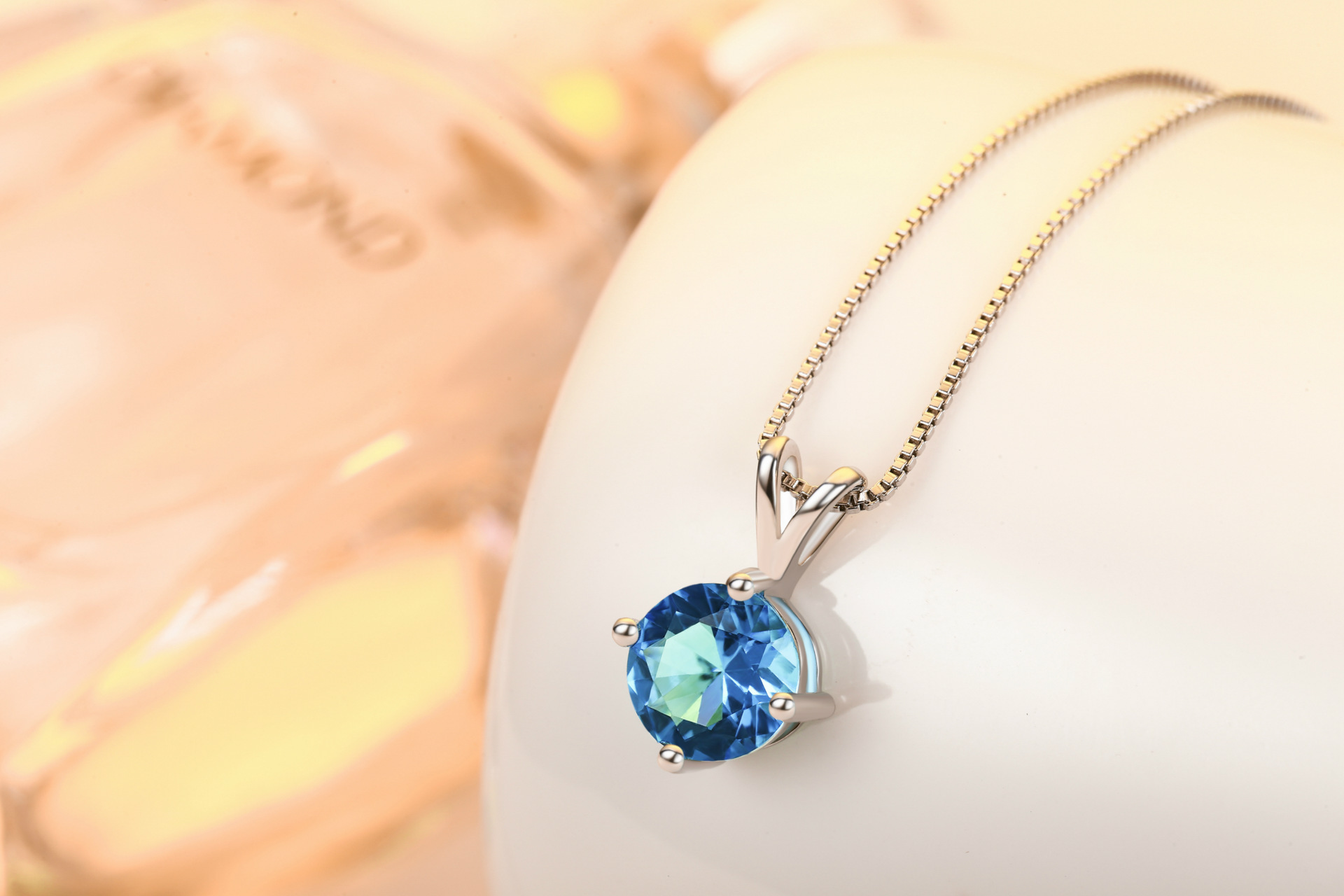 伟德国际永远经典的四爪钻戒